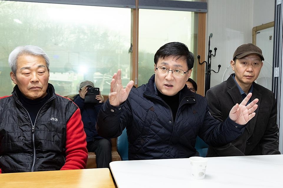 김성환 기후에너지환경부 장관이 2월 13일 경기도 여주시 율극1리 마을회관에서 한강수계 햇빛소득마을 조성사업 계획을 설명 듣고 사업 관계자 및 마을 주민들과 의견을 나누고 있다.