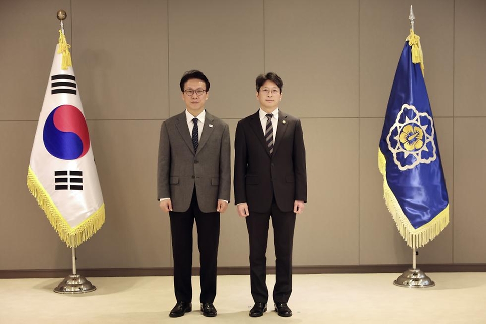 김민석 국무총리가 2월 13일 세종 다솜로 정부세종청사에서 열린 차관급 임명장 수여식에서 임명장 전달 및 기념촬영을 하고 있다.