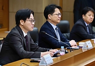 김정관 산업통상부 장관이 2월 13일 서울 종로구 한국무역보험공사 중회의실에서 재정경제부, 외교부 등 관계 부처와 한국수출입은행, 한국산업은행, 한국무역보험공사의 관계자 등이 참석한 가운데 열린 '제1차 한미 전략적 투자 MOU 이행위원회'를 주재하고 인사말을 한 후 한미 관세협의 이행 동향을 공유하고 한미 전략적 투자 후보 프로젝트의 검토 방향과 향후 추진 절차를 논의하고 있다.