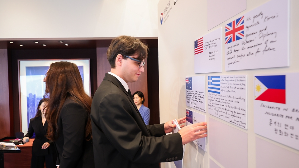 2월 12일 오전 서울시 용산구 그랜드 하얏트 서울에서 열린 2026 보훈외교 설명회에서 유엔참전용사 후손들이 보훈외교 비전보드를 붙이는 세리머니를 하고 있다.