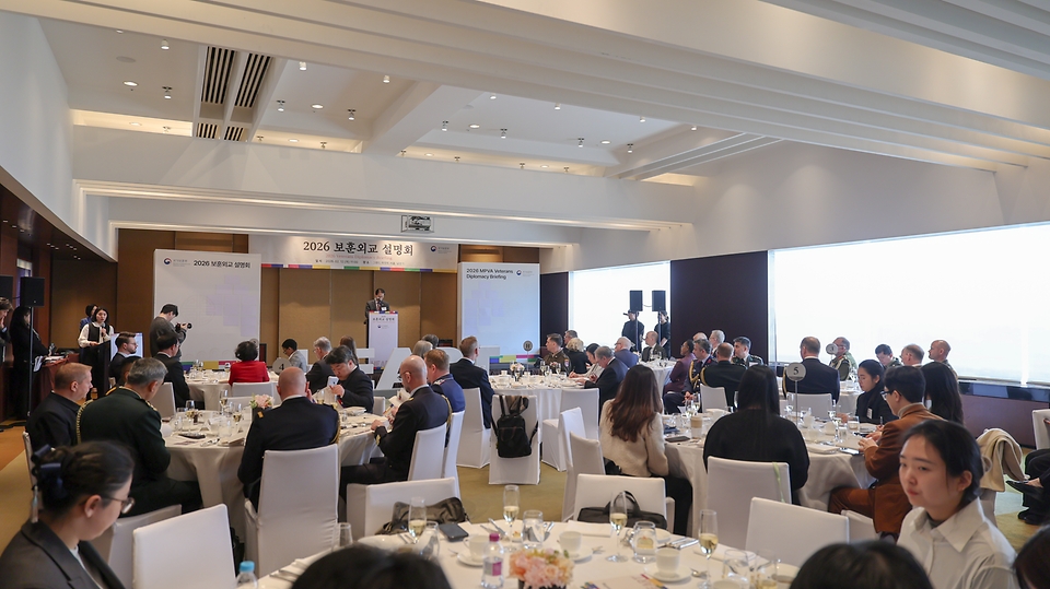 권오을 국가보훈부 장관이 2월 12일 오전 서울시 용산구 그랜드 하얏트 서울에서 열린 2026 보훈외교 설명회에 참석해 환영사를 하고 있다.