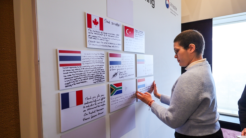 2월 12일 오전 서울시 용산구 그랜드 하얏트 서울에서 열린 2026 보훈외교 설명회에서 유엔참전용사 후손들이 보훈외교 비전보드를 붙이는 세리머니를 하고 있다.