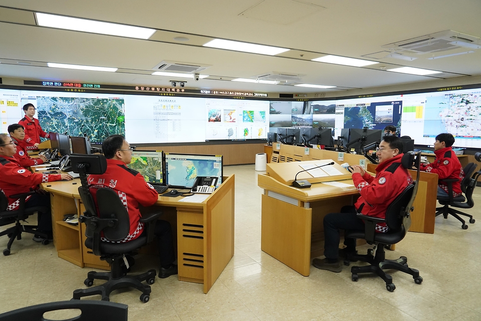 김인호 산림청장이 2월 16일 정부대전청사 중앙산림재난상황실에서 설 명절 연휴 기간 산불 대응 상황을 점검하고 있다.