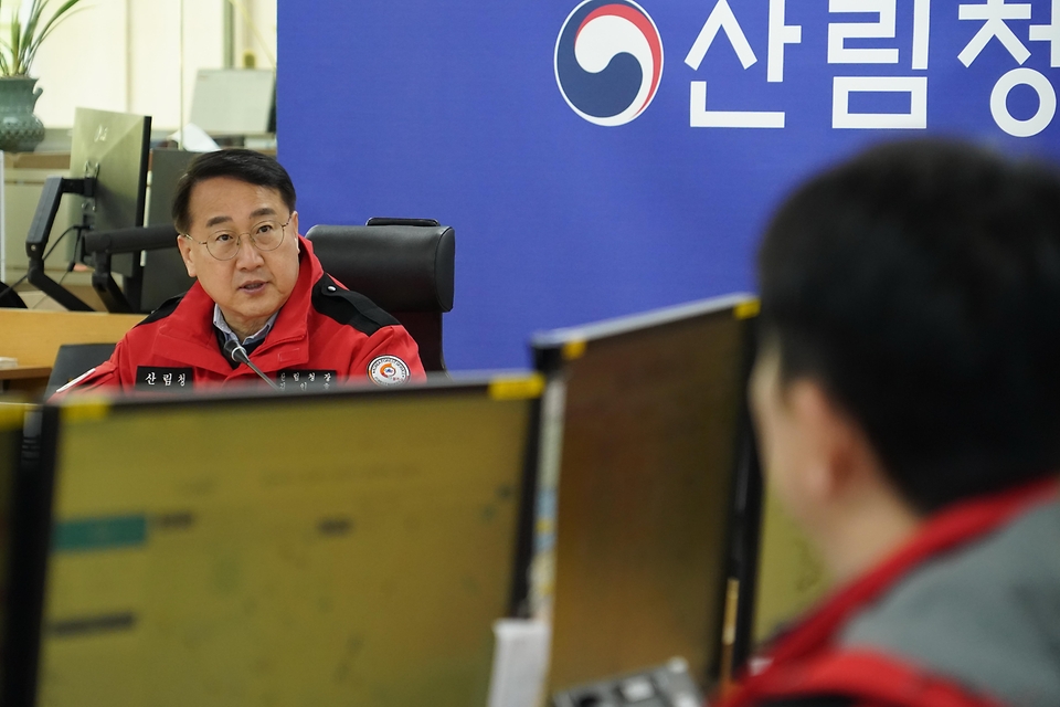 김인호 산림청장이 2월 16일 정부대전청사 중앙산림재난상황실에서 설 명절 연휴 기간 산불 대응 상황을 점검하고 있다.