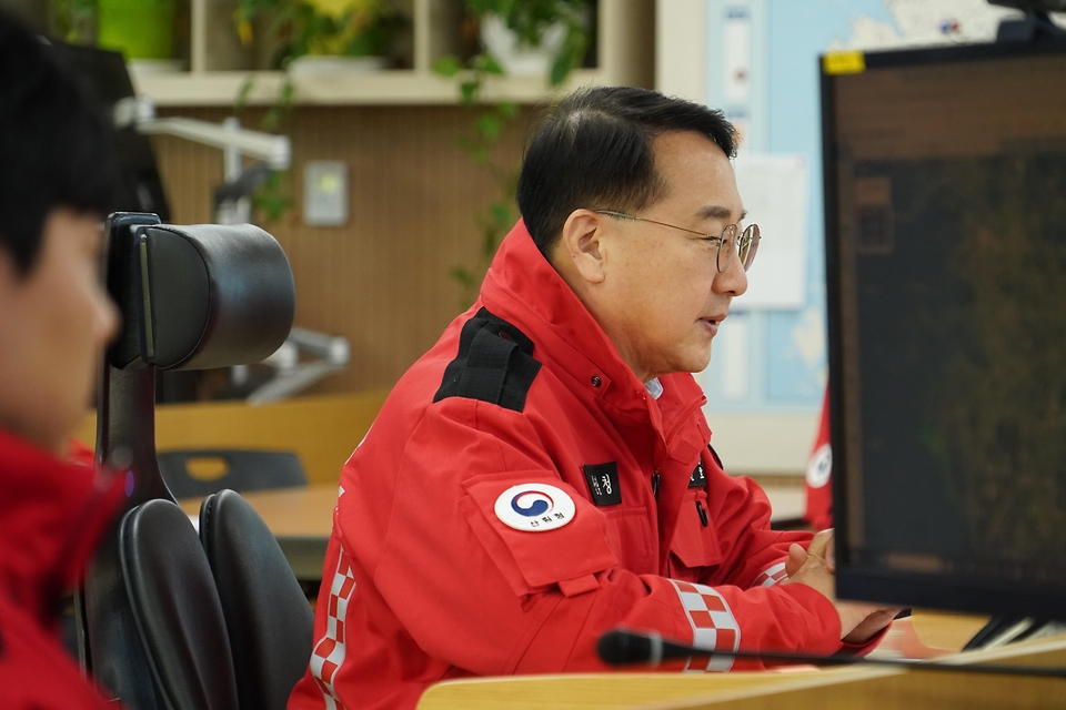 김인호 산림청장이 2월 16일 정부대전청사 중앙산림재난상황실에서 설 명절 연휴 기간 산불 대응 상황을 점검하고 있다.