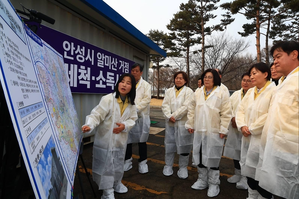 송미령 농림축산식품부 장관이 2월 13일 경기도 안성시 거점 세척·소독시설에서 가축전염병 방역현장을 점검하고 있다.