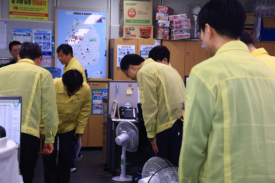 송미령 농림축산식품부 장관이 2월 15일 산림청 중앙산림재난상황실과 농림축산식품부 방역정책국 및 농업재해상황실을 들러 산불과 가축전염병 및 재해 대응 상황을 점검하고 격려하고 있다.