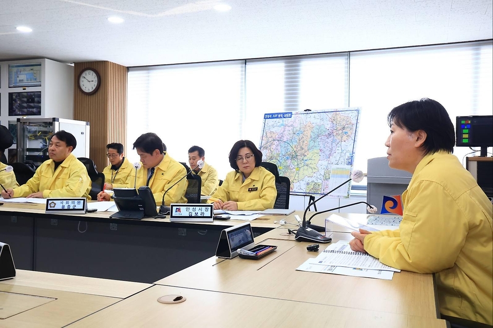 송미령 농림축산식품부 장관이 2월 13일 경기도 안성시 거점 세척·소독시설에서 가축전염병 방역현장을 점검하고 있다.