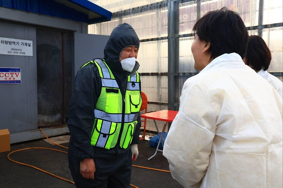 송미령 농림축산식품부 장관이 2월 13일 경기도 안성시 거점 세척·소독시설에서 가축전염병 방역현장을 점검하고 있다.