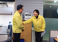 송미령 농림축산식품부 장관이 2월 15일 산림청 중앙산림재난상황실과 농림축산식품부 방역정책국 및 농업재해상황실을 들러 산불과 가축전염병 및 재해 대응 상황을 점검하고 격려하고 있다.