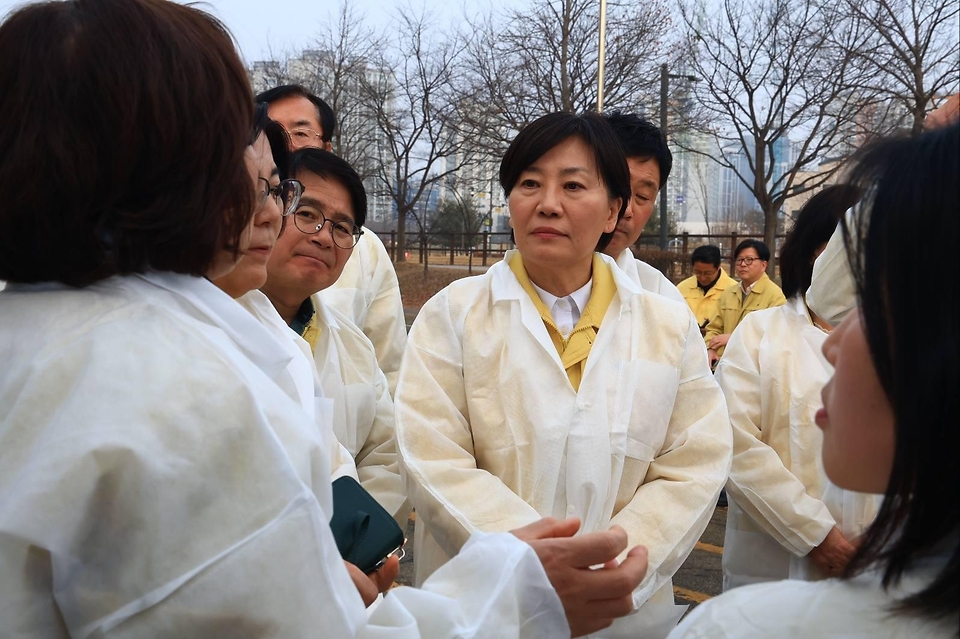 송미령 농림축산식품부 장관이 2월 13일 경기도 안성시 거점 세척·소독시설에서 가축전염병 방역현장을 점검하고 있다.