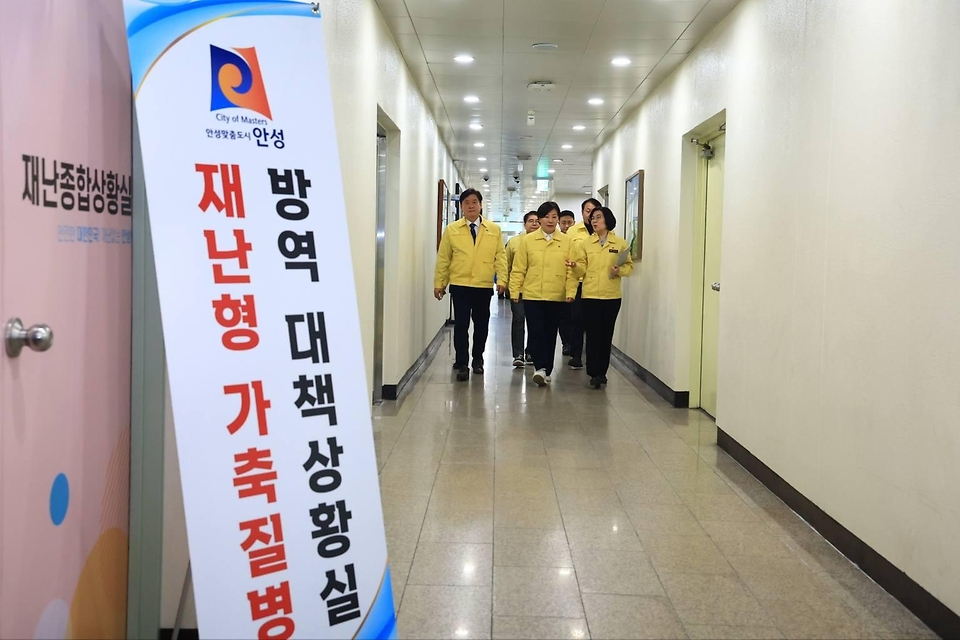 송미령 농림축산식품부 장관이 2월 13일 경기도 안성시 거점 세척·소독시설에서 가축전염병 방역현장을 점검하고 있다.