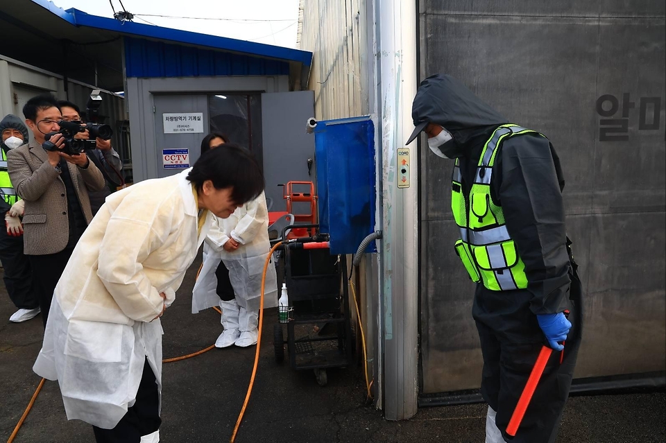 송미령 농림축산식품부 장관이 2월 13일 경기도 안성시 거점 세척·소독시설에서 가축전염병 방역현장을 점검하고 있다.