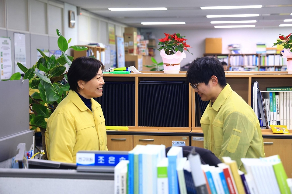 송미령 농림축산식품부 장관이 2월 15일 산림청 중앙산림재난상황실과 농림축산식품부 방역정책국 및 농업재해상황실을 들러 산불과 가축전염병 및 재해 대응 상황을 점검하고 격려하고 있다.