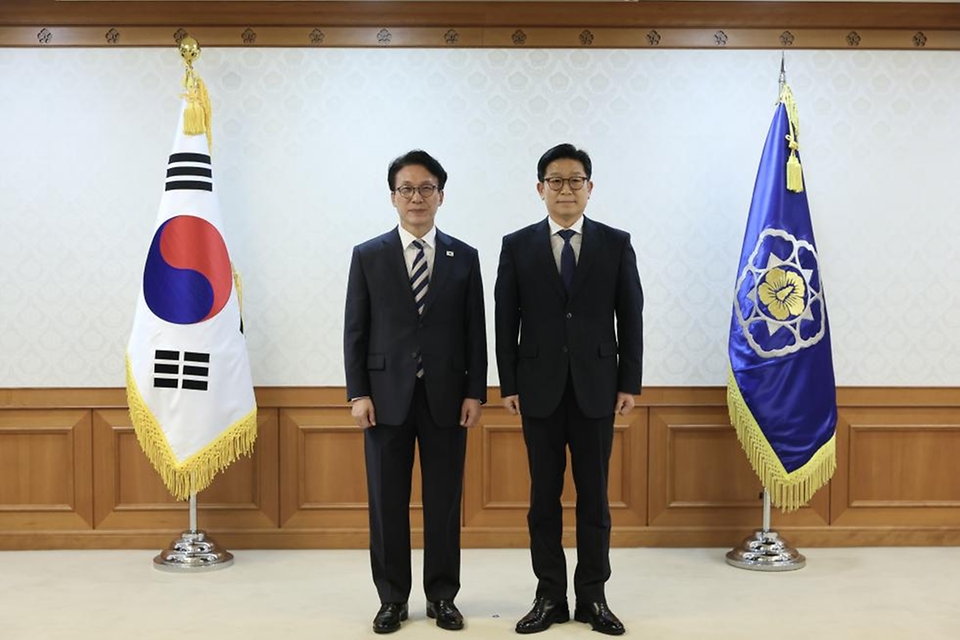 김민석 국무총리가 2월 20일 세종대로 정부서울청사에서 열린 차관급 임명장 수여식에서 임명장 전달 및 기념촬영을 하고 있다.