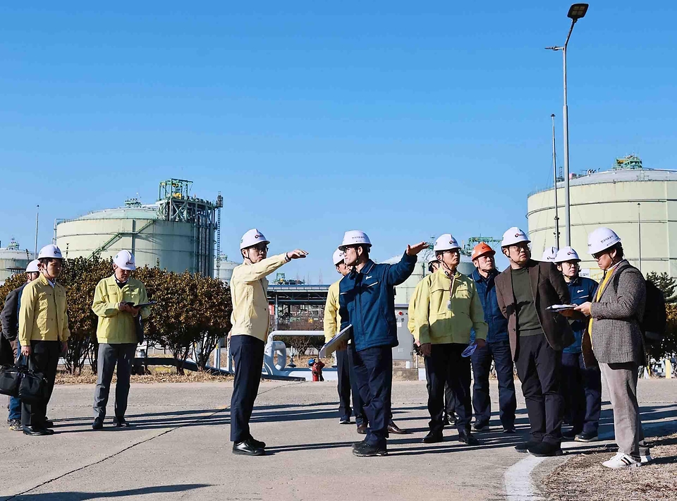 김정관 산업통상부 장관이 2월 19일 경기도 평택시 한국석유공사 비축기지를 방문해 재난안전, 시설 방호 및 사이버보안 대응 상황을 불시 점검하고 근무 중인 직원들을 격려하고 있다.