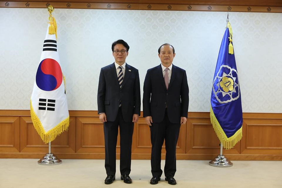 김민석 국무총리가 2월 20일 세종대로 정부서울청사에서 열린 차관급 임명장 수여식에서 임명장 전달 및 기념촬영을 하고 있다.