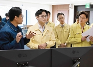 김정관 산업통상부 장관이 2월 19일 경기도 평택시 한국석유공사 비축기지를 방문해 재난안전, 시설 방호 및 사이버보안 대응 상황을 불시 점검하고 근무 중인 직원들을 격려하고 있다.