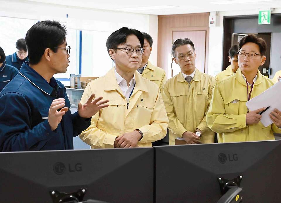 김정관 산업통상부 장관이 2월 19일 경기도 평택시 한국석유공사 비축기지를 방문해 재난안전, 시설 방호 및 사이버보안 대응 상황을 불시 점검하고 근무 중인 직원들을 격려하고 있다.