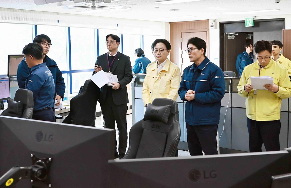 김정관 산업통상부 장관이 2월 19일 경기도 평택시 한국석유공사 비축기지를 방문해 재난안전, 시설 방호 및 사이버보안 대응 상황을 불시 점검하고 근무 중인 직원들을 격려하고 있다.