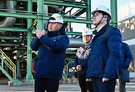 김정관 산업통상부 장관이 2월 19일 경기도 평택시 한국가스공사 비축기지를 방문해 재난안전, 시설 방호 및 사이버보안 대응 상황을 불시 점검하고 근무 중인 직원들을 격려하고 있다.