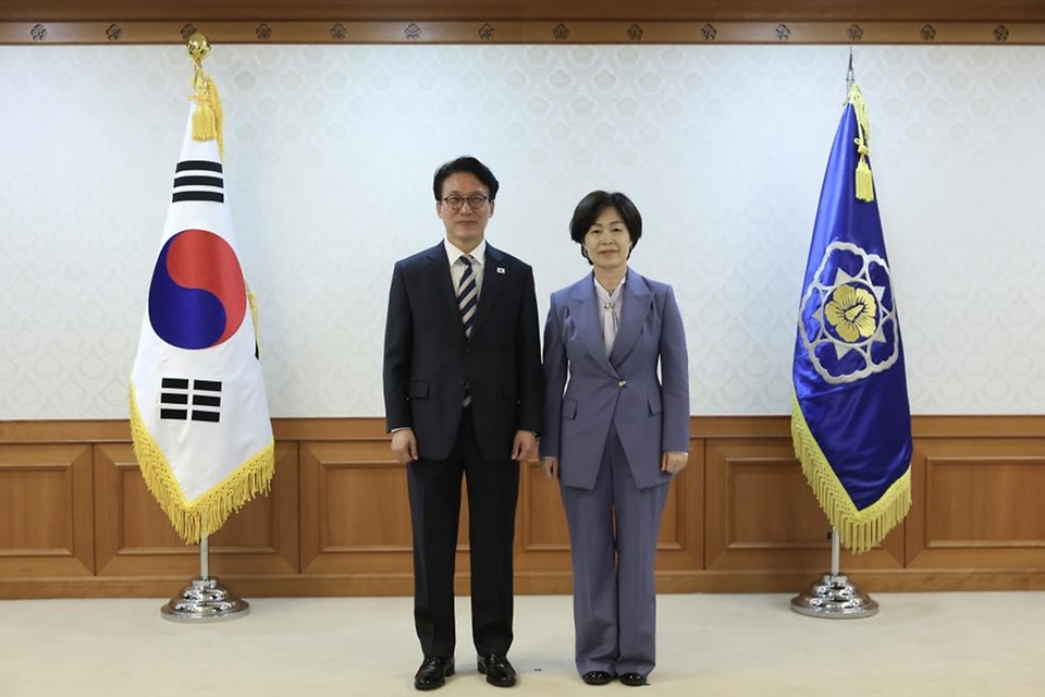 김민석 국무총리가 2월 20일 세종대로 정부서울청사에서 열린 차관급 임명장 수여식에서 임명장 전달 및 기념촬영을 하고 있다.