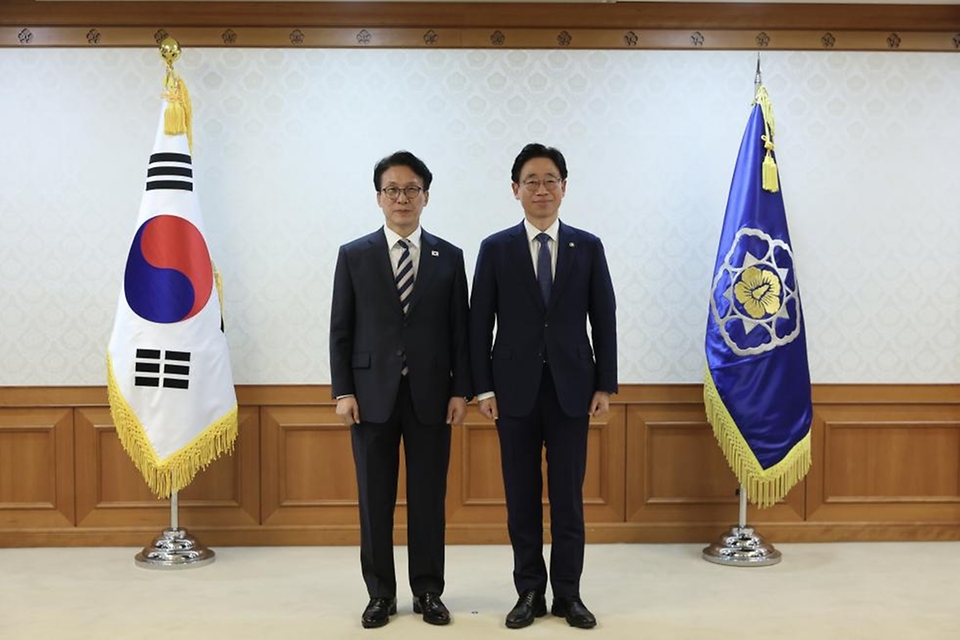 김민석 국무총리가 2월 20일 세종대로 정부서울청사에서 열린 차관급 임명장 수여식에서 임명장 전달 및 기념촬영을 하고 있다.