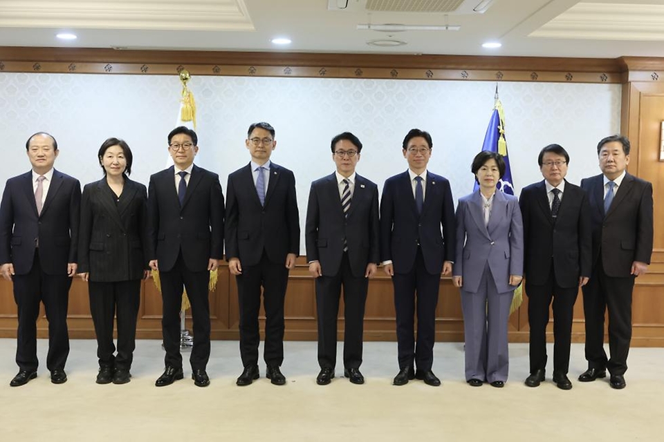 김민석 국무총리가 2월 20일 세종대로 정부서울청사에서 열린 차관급 임명장 수여식에서 임명장 전달 및 기념촬영을 하고 있다.