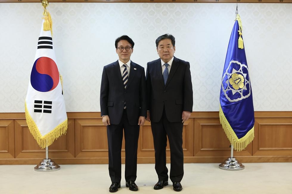 김민석 국무총리가 2월 20일 세종대로 정부서울청사에서 열린 차관급 임명장 수여식에서 임명장 전달 및 기념촬영을 하고 있다.