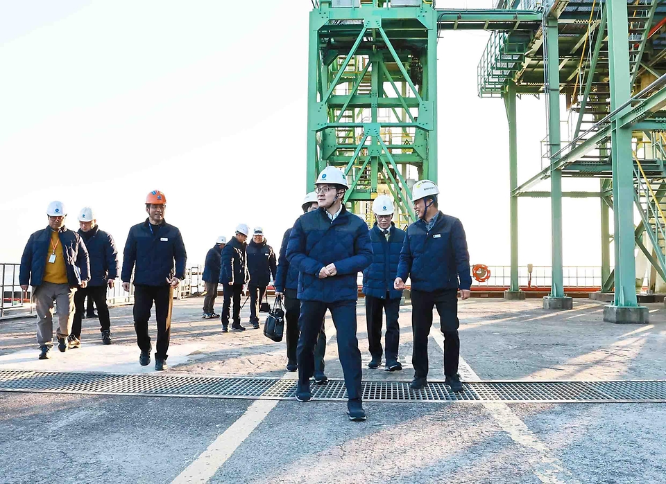 김정관 산업통상부 장관이 2월 19일 경기도 평택시 한국가스공사 비축기지를 방문해 재난안전, 시설 방호 및 사이버보안 대응 상황을 불시 점검하고 근무 중인 직원들을 격려하고 있다.