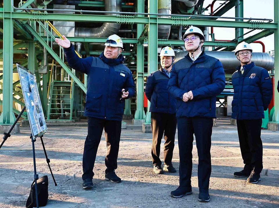 김정관 산업통상부 장관이 2월 19일 경기도 평택시 한국가스공사 비축기지를 방문해 재난안전, 시설 방호 및 사이버보안 대응 상황을 불시 점검하고 근무 중인 직원들을 격려하고 있다.