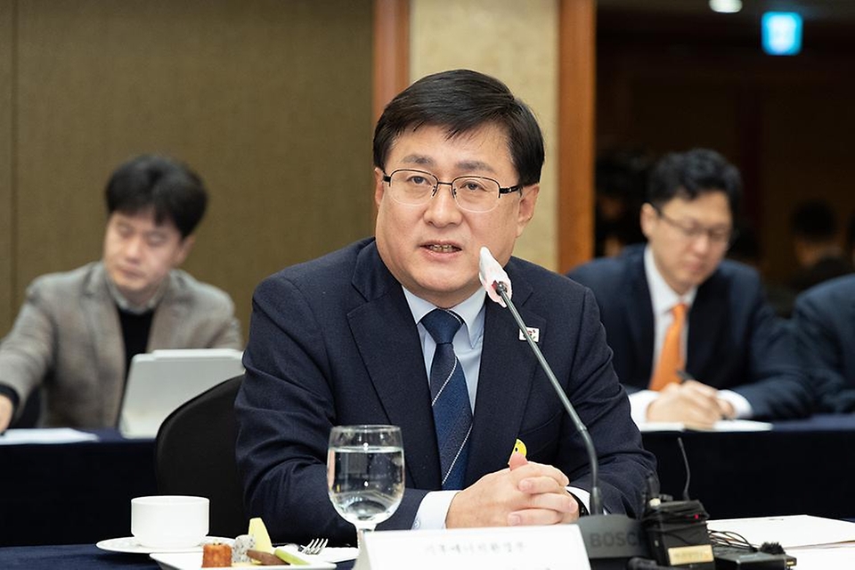 김성환 기후에너지환경부 장관이 2월 20일 서울 중구 롯데호텔에서 열린 분산형 전력망 포럼에 참석해 분산형 전력망 구축을 위해 유관기관들과 업무협약을 체결하고 모두 발언을 하고 있다.