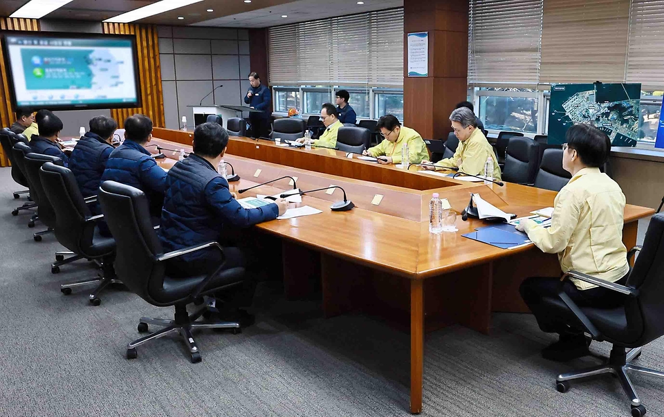 김정관 산업통상부 장관이 2월 19일 경기도 평택시 한국가스공사 비축기지를 방문해 재난안전, 시설 방호 및 사이버보안 대응 상황을 불시 점검하고 근무 중인 직원들을 격려하고 있다.