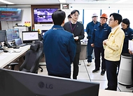 김정관 산업통상부 장관이 2월 19일 경기도 평택시 한국석유공사 비축기지를 방문해 재난안전, 시설 방호 및 사이버보안 대응 상황을 불시 점검하고 근무 중인 직원들을 격려하고 있다.