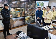 김정관 산업통상부 장관이 2월 19일 경기도 평택시 한국석유공사 비축기지를 방문해 재난안전, 시설 방호 및 사이버보안 대응 상황을 불시 점검하고 근무 중인 직원들을 격려하고 있다.