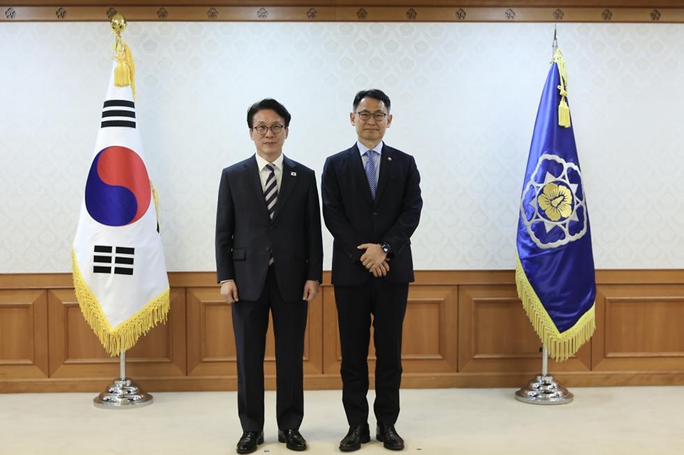 김민석 국무총리가 2월 20일 세종대로 정부서울청사에서 열린 차관급 임명장 수여식에서 임명장 전달 및 기념촬영을 하고 있다.