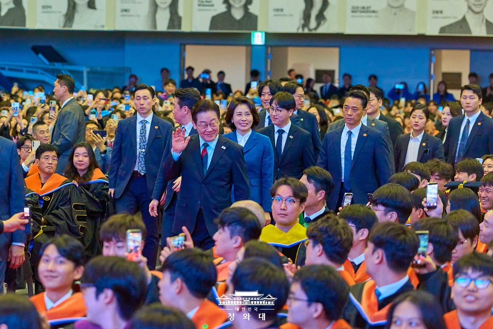 이재명 대통령이 2월 20일 대전 유성구 한국과학기술원(KAIST)에서 열린 학위수여식에 입장하고 있다.