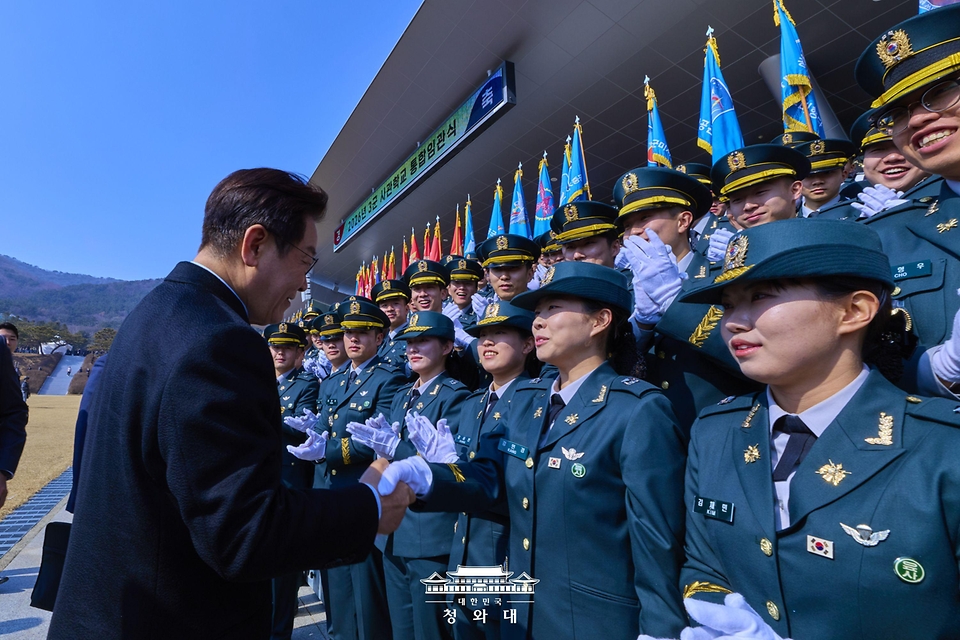 이재명 대통령이 2월 20일 충남 계룡대 대연병장에서 열린 육·해·공군 사관학교 통합임관식에서 신임 장교와 악수하고 있다.