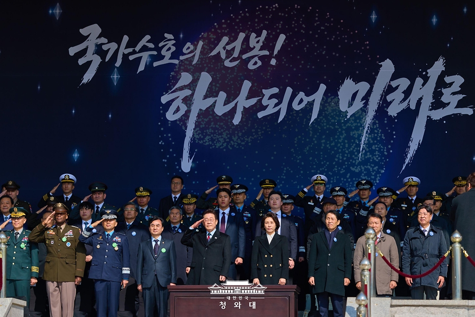 이재명 대통령이 2월 20일 충남 계룡대 대연병장에서 열린 육·해·공군 사관학교 통합임관식에서 거수경례를 하고 있다.