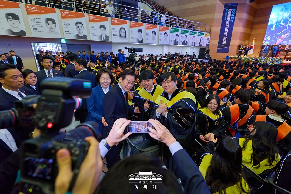 이재명 대통령과 김혜경 여사가 2월 20일 대전 유성구 한국과학기술원(KAIST)에서 열린 학위수여식에서 졸업생들과 기념촬영을 하고 있다.