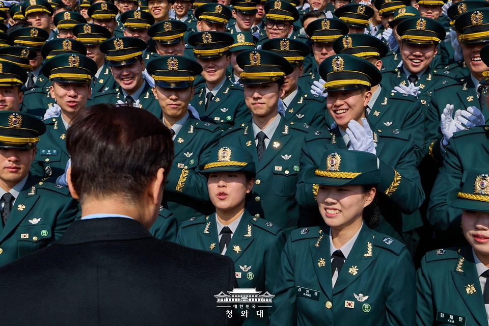 이재명 대통령이 2월 20일 충남 계룡대 대연병장에서 열린 육·해·공군 사관학교 통합임관식에서 사관생도들을 격려하고 있다.