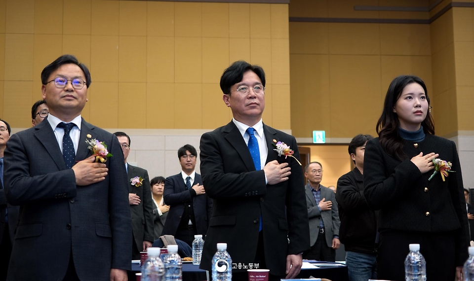 김영훈 고용노동부 장관이 2월 20일 부산국제여객터미널 컨벤션센터에서 '지역·산업 특화 고용센터 출범식'을 개최하고, 지역·산업 중심의 특화 고용서비스 시작을 알리고 있다.