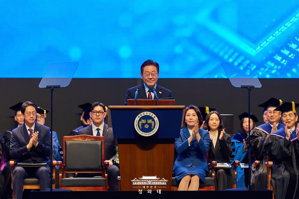 이재명 대통령이 2월 20일 대전 유성구 한국과학기술원(KAIST)에서 열린 학위수여식에서 축사를 하고 있다.