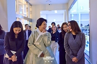 김혜경 여사와 루이스 이나시우 룰라 다시우바 브라질 대통령 부인 호잔젤라 다시우바 여사가 2월 21일 경기 파주 국립민속박물관에서 열린 친교 행사에서 수장고를 관람하고 있다.