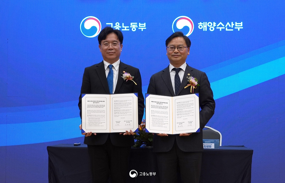 김영훈 고용노동부 장관이 2월 20일 부산국제여객터미널 컨벤션센터에서 '지역·산업 특화 고용센터 출범식'을 개최하고, 지역·산업 중심의 특화 고용서비스 시작을 알리고 있다.