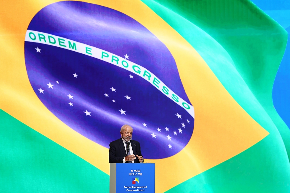 산업통상부와 브라질 외교부가 공동 주최하고 한국경제인협회와 Apex-Brasil(브라질 무역투자진흥공사)이 주관한 '한-브라질 비즈니스 포럼'이 2월 23일 서울 롯데호텔에서 개최됐다.<br>
<br>
루이스 이나시우 룰라 다 시우바 브라질 대통령이 참석한 이번 포럼에서는 첨단제조업·핵심광물, 인공지능(AI), 식품·미용·건강 소비재 등 유망 분야에서 양국 업계 간 협력 강화 방안을 논의하고 현지 진출에 관심이 있는 우리 기업을 대상으로 브라질 투자 환경에 대한 소개가 진행됐다.