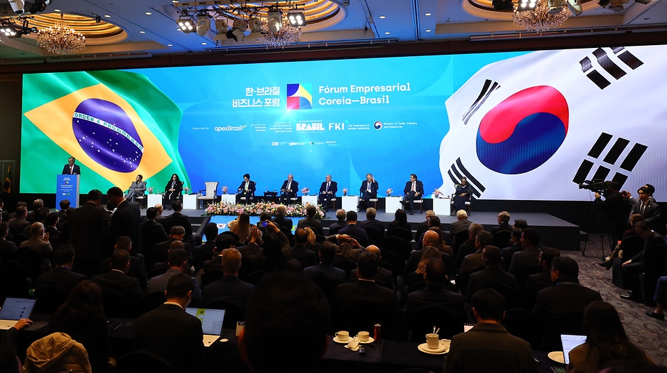 산업통상부와 브라질 외교부가 공동 주최하고 한국경제인협회와 Apex-Brasil(브라질 무역투자진흥공사)이 주관한 '한-브라질 비즈니스 포럼'이 2월 23일 서울 롯데호텔에서 개최됐다.<br>
<br>
루이스 이나시우 룰라 다 시우바 브라질 대통령이 참석한 이번 포럼에서는 첨단제조업·핵심광물, 인공지능(AI), 식품·미용·건강 소비재 등 유망 분야에서 양국 업계 간 협력 강화 방안을 논의하고 현지 진출에 관심이 있는 우리 기업을 대상으로 브라질 투자 환경에 대한 소개가 진행됐다.