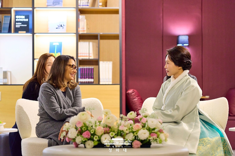 김혜경 여사와 루이스 이나시우 룰라 다시우바 브라질 대통령 부인 호잔젤라 다시우바 여사가 2월 21일 경기 파주 국립민속박물관에서 열린 친교 행사에서 차담을 하고 있다.