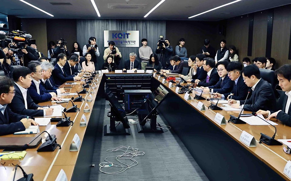 김정관 산업통상부 장관이 2월 23일 서울 중구 대한상공회의소 대회의실에서 외교부, 재정경제부, 농림축산식품부와 한국무역협회, 중기중앙회, 코트라 등 관련 관계 부처와 경제단체 및 지원기관 관계자가 참석한 가운데 열린 '미국 국제비상경제권한법(IEEPA) 판결 및 추가 관세조치 관련 민관합동 대책회의'를 주재하고 있다.