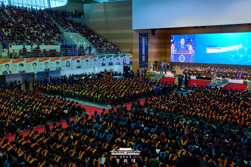 이재명 대통령이 2월 20일 대전 유성구 한국과학기술원(KAIST)에서 열린 학위수여식에서 축사를 하고 있다.